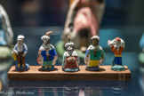 <center>Exposition de crèches en 2017.</center>Planche de cinq santons : homme au panier, Roi mage jeune, Roi mage âgé à genoux, Roi mage Noir, berger à l’agneau sur les épaules. 1918
Santonnier : Madame Robert Guinde