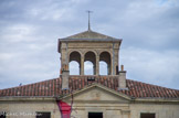<center>L'Armande en 2013.</center>Sur le fronton est marqué 1851. C'est Charles Bortoli qui, dans les années 1890 acquit la propriété pour ne la céder que dans les années 30 à la famille Lepercq ; le notaire Raphaël Jan et son épouse née Aviérinos la possédèrent entre 1937 et 1960, date à laquelle elle passa entre les mains de la famille de Leusse.