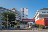 <center>Institut Paoli-Calmette.</center>C’est en 1917 que pour la première fois est née l’idée de créer des structures médico-chirurgicales pour une action concertée de lutte contre le cancer. En 1922 la décision est prise de créer en France de tels centres. A Marseille, par décret du 18 janvier
1923, l’école de médecine est dotée d’un « Institut pour l’étude du cancer et du radium », destiné à l’enseignement et la recherche. Il a pour directeurs, le professeur Alezais et le professeur Peyron. L’Institut s’installe au Pharo, dans le pavillon d’anatomie. En 1925 Léon Imbert, chirurgien à l’Hôtel-Dieu, destine quelques lits de son service au traitement des cancéreux. Le 1er novembre 1927, le centre quitte l’Hôtel Dieu et s’installe, sur les terrains de l’hospice de Sainte
Marguerite, dans un pavillon séparé de l’hospice appelé Château Lafon. En 1948 le centre s’installe dans le bâtiment même de l’hôpital Sainte Marguerite, pavillon 1, où il
occupe 140 lits.