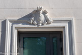 <center>Maison Blanche.</center>Après avoir appartenu au négociant en métaux Édouard Meyer puis au consul helvétique Émile Ferdinand Angst et à ses descendants, le domaine a été acquis par la ville en 1977. Elle est devenue mairie des 9e et 10e arrondissements quelques années plus tard.