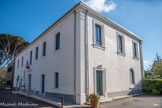 <center>Maison Blanche.</center>Cette vaste propriété de 8 hectares était au tout début du XIXe siècle le bien de Jean-Illuminé Mouger, bourgeois domicilié rue Bernard-du-bois, et comportait deux bâtiments dont la bastide proprement dite au milieu d'un domaine complanté de vignes, oliviers, divers arbres fruitiers et feuillus.
En 1821, son propriétaire s'en dessaisit au profit d'un fabricant d’