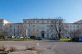 <center>Hôpital de Sainte Marguerite.</center>Des plans sont faits par Monsieur De Foucault pour la construction du nouvel édifice et son exécution est étudiée dans tous ses détails. Malheureusement, les hospices n’ont pas les ressources financières pour mener à bien le projet. En 1882, la commission des hospices sollicite le double concours de l’Etat et de la Ville. En février 1885, un appel d’offre est lancé pour la construction d’une partie du nouvel hospice de la Charité. Afin de financer la deuxième tranche de travaux, la commission des hospices redemande l’autorisation d’ouvrir une loterie, de quatre millions. Demande à nouveau refusée par le ministère. Le docteur Zani Métaxas va à Paris et obtient finalement gain de cause. Inaugurée en 1889 par le maire, le docteur Siméon Flaissière, la nouvelle Charité ne sera terminée et mise totalement en service qu’en 1897, soit douze ans après la pose de la première pierre.