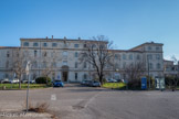 <center>Hôpital de Sainte Marguerite.</center>Initialement le projet architectural était très proche de celui de la Conception, lui-même inspiré de l’architecture de l’hôpital Lariboisière à Paris : il s’agissait d’un vaste quadrilatère au centre duquel se trouvait une grande cour (de 125 m de long sur 75 m de large), plantée d’arbres.
Au nord fût édifié le grand bâtiment de l’administration, composé d’un corps central de quarante mètres de façade, élevé de trois étages sur rez-de-chaussée ; de deux corps latéraux de vingt mètres de façade chacun, ayant deux étages sur rez-de-chaussée, et de deux pavillons de tête, de trois étages sur rez-de-chaussée mesurant l’un et l’autre en façade de dix mètres de longueur. A cette ligne de bâtiments d’une longueur de cent mètres viennent s’ajouter deux prolongements à simple rez-de-chaussée, affectés celui de droite aux cuisines et celui de gauche aux bains, chacun mesurant quarante mètres de longueur.