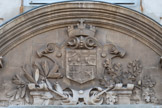<center>Hôpital de Sainte Marguerite.</center>En haut et à gauche la colombe rappelant l’hôpital du Saint Esprit et les coquilles d’argent ainsi que la croix de Lorraine évoquant l’hôpital Saint Jacques de Galice ; en bas et à gauche la croix potencée accompagnée de quatre croisettes, insigne de l’hôpital des insensés de Saint Lazare ; à droite et de haut en bas la croix d’argent des armes de Marseille, le pélican (blason de la vieille Charité), l’étoile à cinq pointes en souvenir des enfants abandonnés qui portaient une étoile à cinq branches sur leur vêtement. Enfin au-dessus de la couronne subsiste la croix qui sera supprimée quelques années plus tard au moment de la laïcisation des hôpitaux. En bas, un rameau d'olivier et un de chêne.