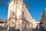<center>Hôpital de Sainte Marguerite.</center>Un des pavillons des assistés qui sont disposés par deux à l’est et à l’ouest. Elevés de deux étages sur rez-de-chaussée ils comprennent chacun six salles de vingt lits soit 120 lits par pavillon. Documentation tirée de l'article ' L'hôpital Sainte Marguerite, par le Professeur Georges François