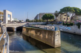 <center>Le pont Dromel</center>On arrive au quartier de sainte-Marguerite. Ici, l'Huveaune et le Jarret se rejoignent. Le nom de Marguerite n’a rien à voir avec la sainte. Il viendrait de l’amalgame de trois mots « Maris guadum itinéris », c’est-à-dire « le gué du chemin de la mer ». Le Prado actuel était un immense marécage et la seule voie vers le rivage de Bonneveine passait par le Rouet (nom qui vient de rota, la route) et Sainte-Marguerite. Ce chemin de direction nord-sud s’infléchissait dans le sens Est-Ouest à la hauteur de Mazargues, là où finissait la région des marécages.