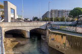 <center>Le pont Dromel</center>Ce gué sur l’Huveaune se trouvait au niveau du pont de Dromel. Ce pont, plusieurs fois endommagé par les crues, avait déjà fait l’objet d’une réparation en 1329. Il fut définitivement remplacé par un viaduc à deux arches en 1839. Sous ces deux arches coulaient le Jarret et l‘Huveaune.