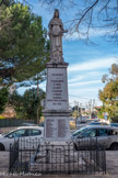 <center>Place du docteur Vauthier.</center>Le monument aux morts.