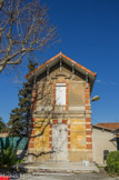 <center> L'hôpital Salvator.</center>Sur ce vaste terrain se trouvent deux bâtiments : la maison de maître, appelée le Château, de trois étages, sept fenêtres de façade avec une chapelle privée à l’intérieur et la Ferme, avec ses deux étages sur rez-de-chaussée, près de l’entrée principale, ainsi que les dépendances au fond du parc, un lac et une maison de gardien (photo).