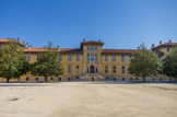 <center> L'hôpital Salvator.</center>Dès 1900, la commission administrative désigne Victor Huot, architecte des hospices pour réaliser les plans du nouvel hôpital.
L’ensemble de la construction sera sobre, avec de grandes fenêtres pour l’air et la lumière.
 Le sous sol a un accès extérieur avec fenêtres. 
 Au rez-de-chaussée surélevé on trouve l’administration.
 Les salles de malades, occupent le rez-de-chaussée et le premier étage des ailes.
 L’aile gauche pour les hommes, l’aile droite pour les femmes et les enfants.
Au total il y aura huit salles d’une largeur de huit mètres chacune avec 16 lits et huit chambres d’isolement à un lit, soit 136 lits pour les convalescents
