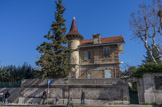 <center> L'hôpital Salvator.</center>L'aménagement de l'hôpital n'alla pas sans mal : en 1905 le projet n'avait toujours pas abouti et on aménagea à l'état d'hôpital la propriété, la ferme et le château, en y installant d'abord 150 lits de malades. Puis on se décida à entreprendre les travaux : le château est démoli, on ne garde que la ferme dont les arrangements intérieurs en vue de l'hospitalisation sont jugés satisfaisants. Cette partie fut longtemps réservée aux malades contagieux.