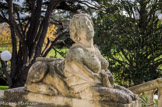<center>Maison Blanche.</center>Chez les grecs, le Sphinx une femme avec un corps de chat et des ailes d'oiseau. Ici, on a un corps de lion, comme chez les égyptiens, mais vu la poitrine opulente, on a bien affaire à des dames. Ce sont donc des sphinges.