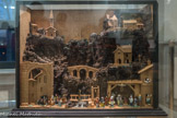 Henri Martin (Oncle d'Henri Valentini). 1921. Crèche en liège avec santons cigales. 35 x 47,5 x 15 cm.
