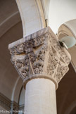 <center>Eglise de Sainte Marguerite.</center>Chapiteau du bas-côté droit, en partant de l'entrée vers l'abside. Tous les chapiteaux sont différents et imitent le style roman. ils présentent des motifs d'animaux fantastiques ou de végétaux stylisés.
