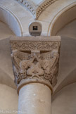 <center>Eglise de Sainte Marguerite.</center>Chapiteau du bas-côté gauche, en partant de  l'abside vers l'entrée. Tous les chapiteaux sont différents et imitent le style roman. ils présentent des motifs d'animaux fantastiques ou de végétaux stylisés.